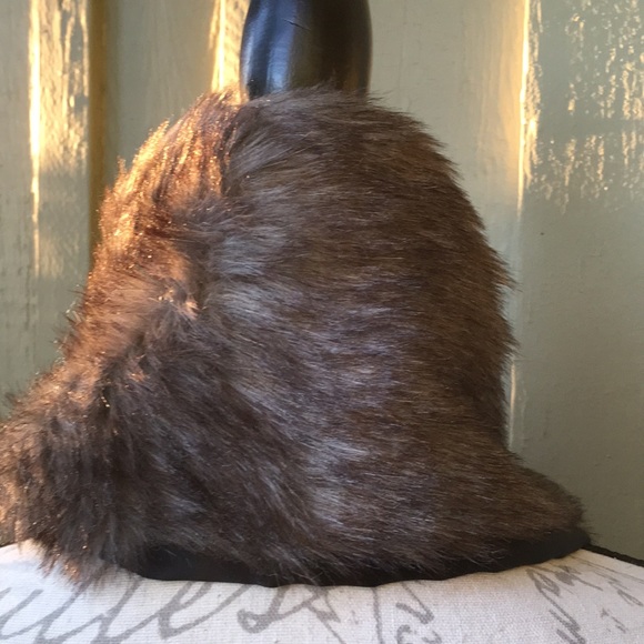New! Faux Fur Brown Crossover Scarf - Picture 4 of 6